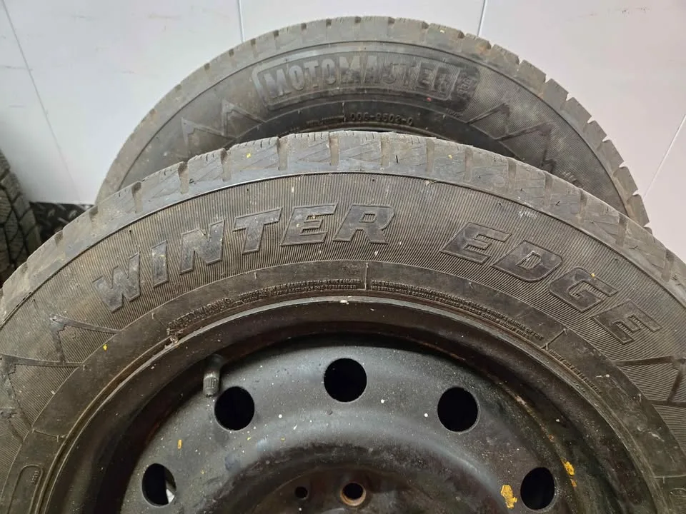 215/60R16- Winter Tire Set image indicator(9)