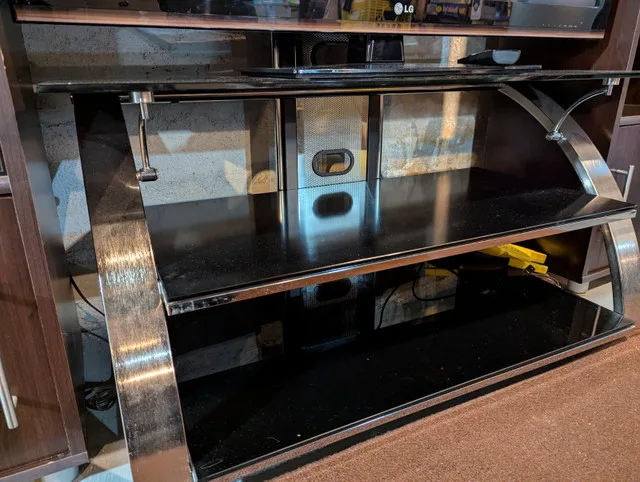 47"LCD LG TV including stylish stand and Philips surround stereo image indicator(6)