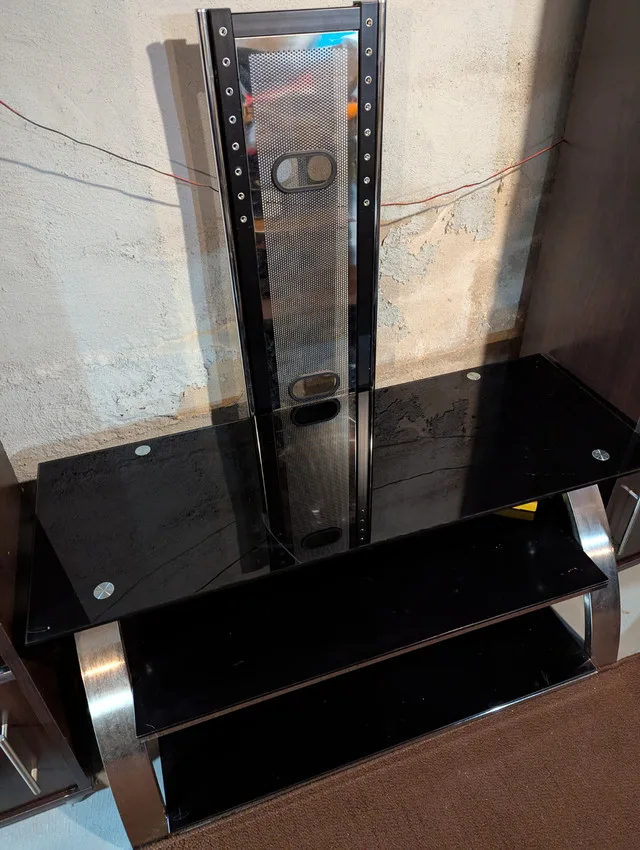 47"LCD LG TV including stylish stand and Philips surround stereo image indicator(7)