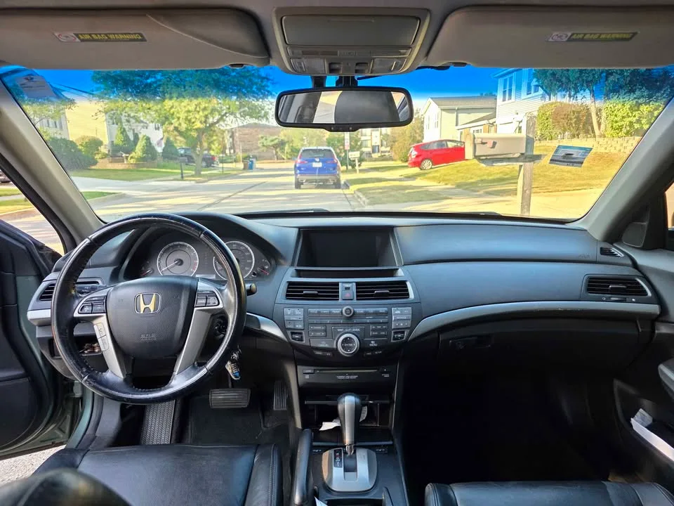 2010 Honda Accord · EX-L w/Navigation Sedan 4D image indicator(7)