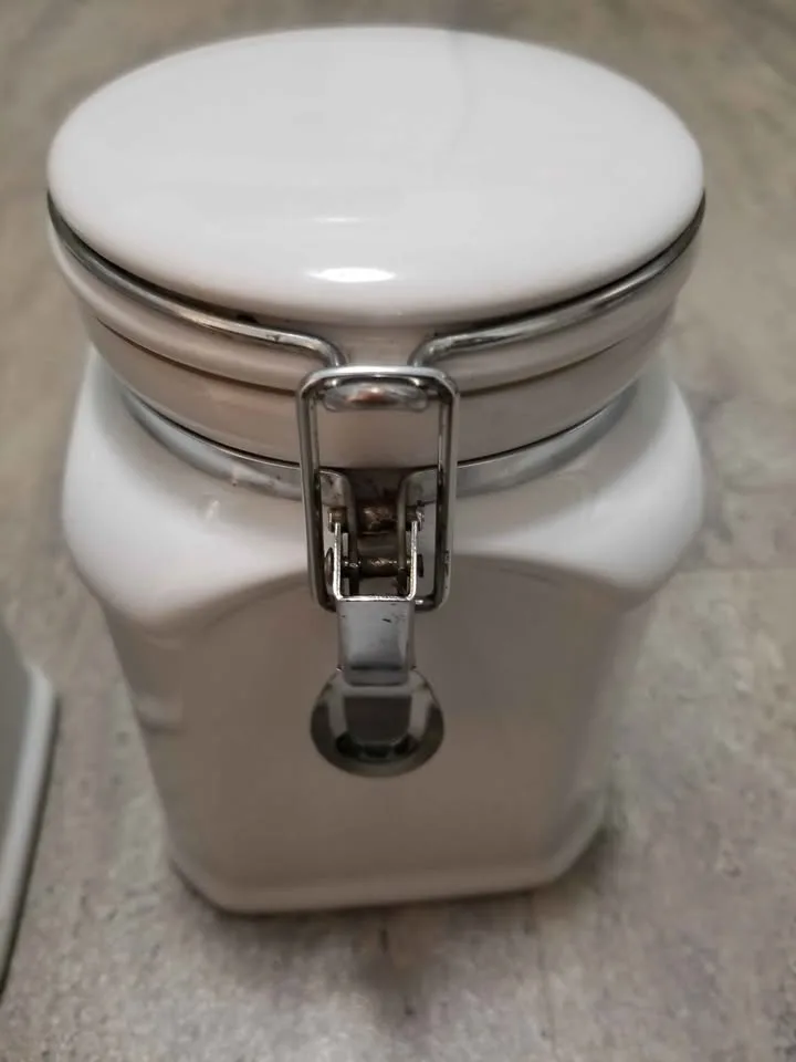 2 White Ceramic Airtight Canisters image indicator(6)