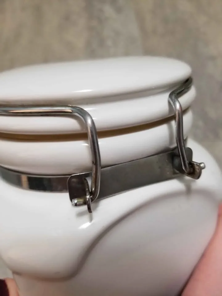 2 White Ceramic Airtight Canisters image indicator(7)