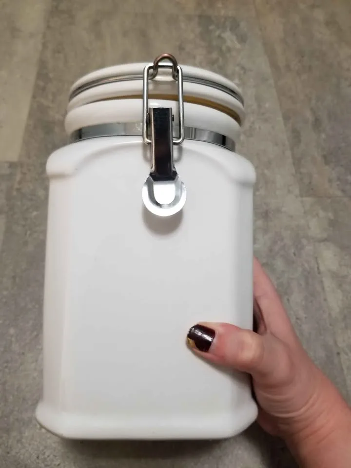 2 White Ceramic Airtight Canisters image indicator(9)