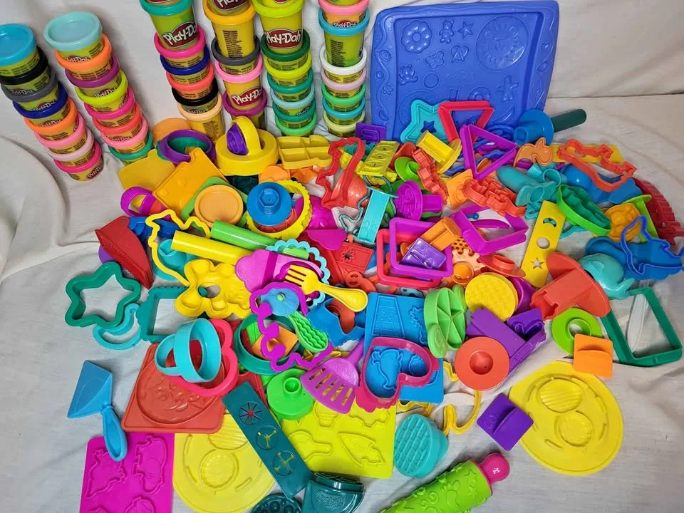 HUGE LOT OF PLAY DO over 40 new containers and LOADS of accessor