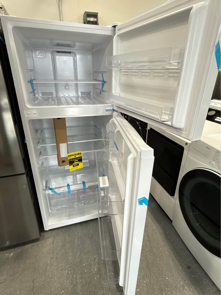 28” 18 cubic feet Brand New in the Box Fridge - photo 2