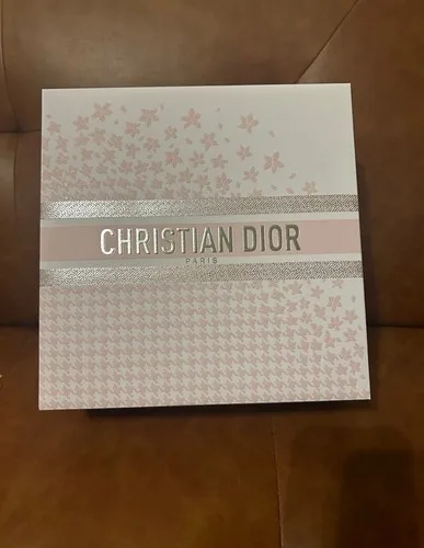 Dior Exclusive Gift Box thumbnail