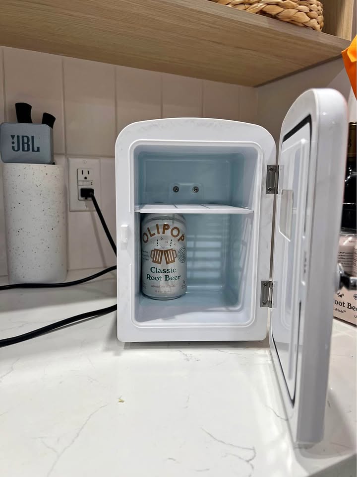 Mini drink / skincare fridge