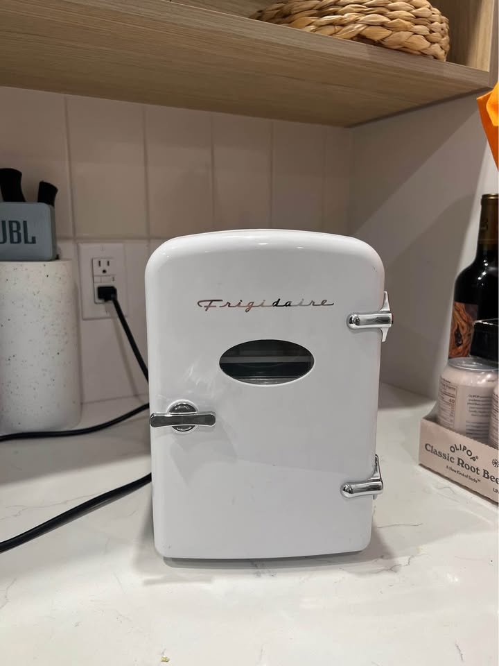 Mini drink / skincare fridge - photo 2