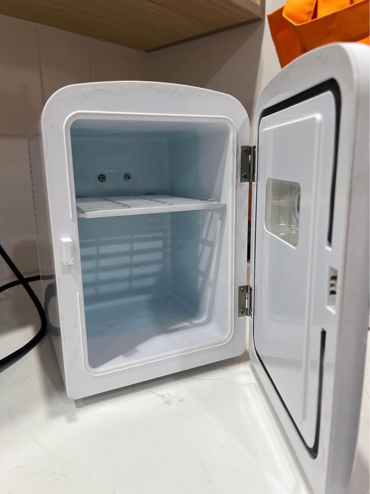 Mini drink / skincare fridge - photo 3