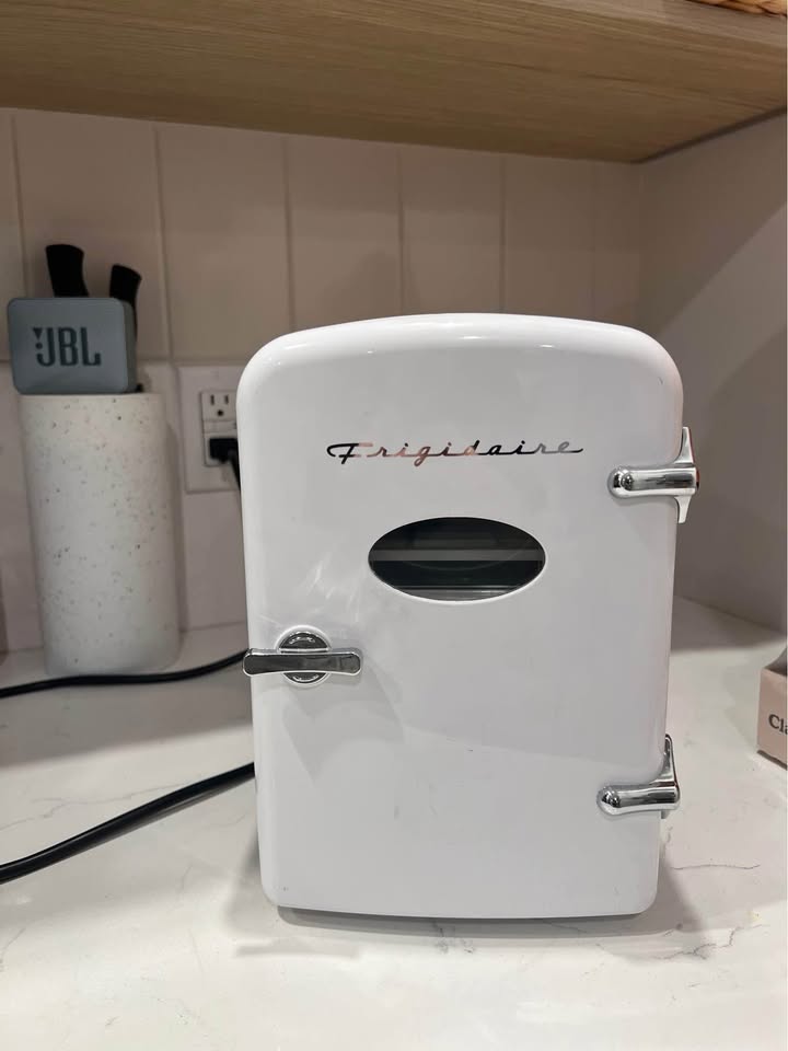 Mini drink / skincare fridge - photo 4