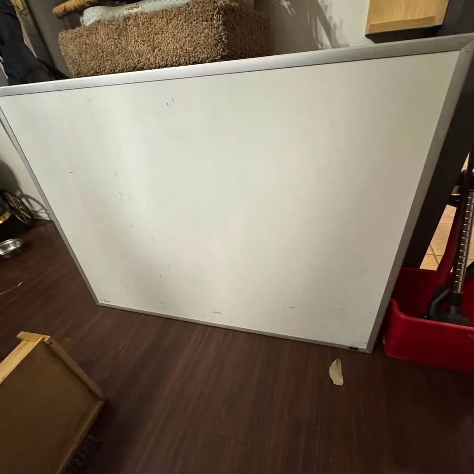 Extra LARGE dry erase white board *small issue see last 2 pictur image indicator(2)