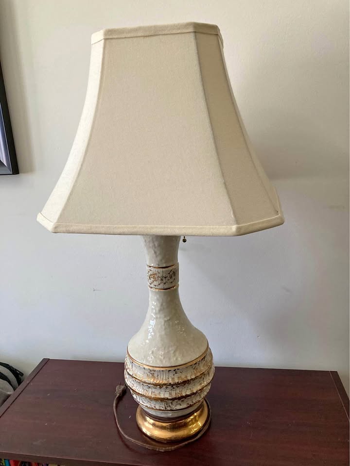 Vintage Ivory and Gold coloured Table Lamp with Cream Shade – Mi