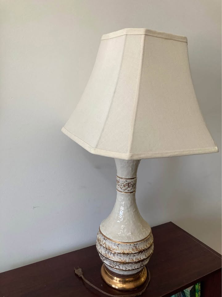 Vintage Ivory and Gold coloured Table Lamp with Cream Shade – Mi - photo 2
