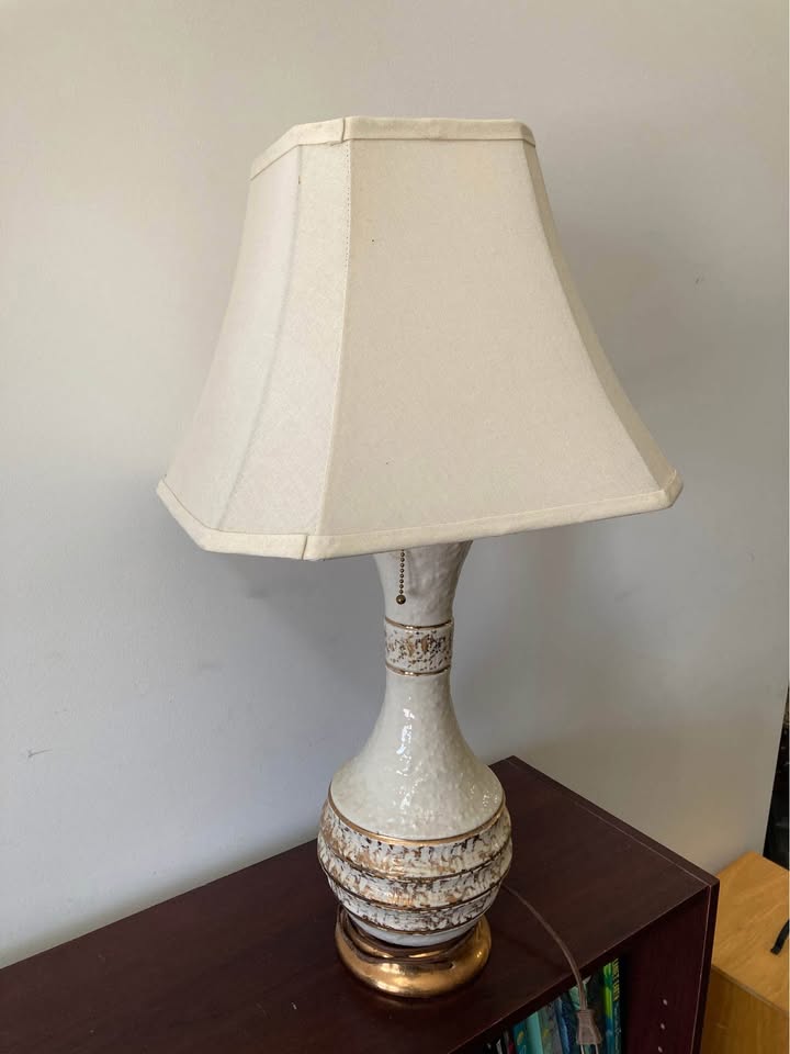 Vintage Ivory and Gold coloured Table Lamp with Cream Shade – Mi - photo 3