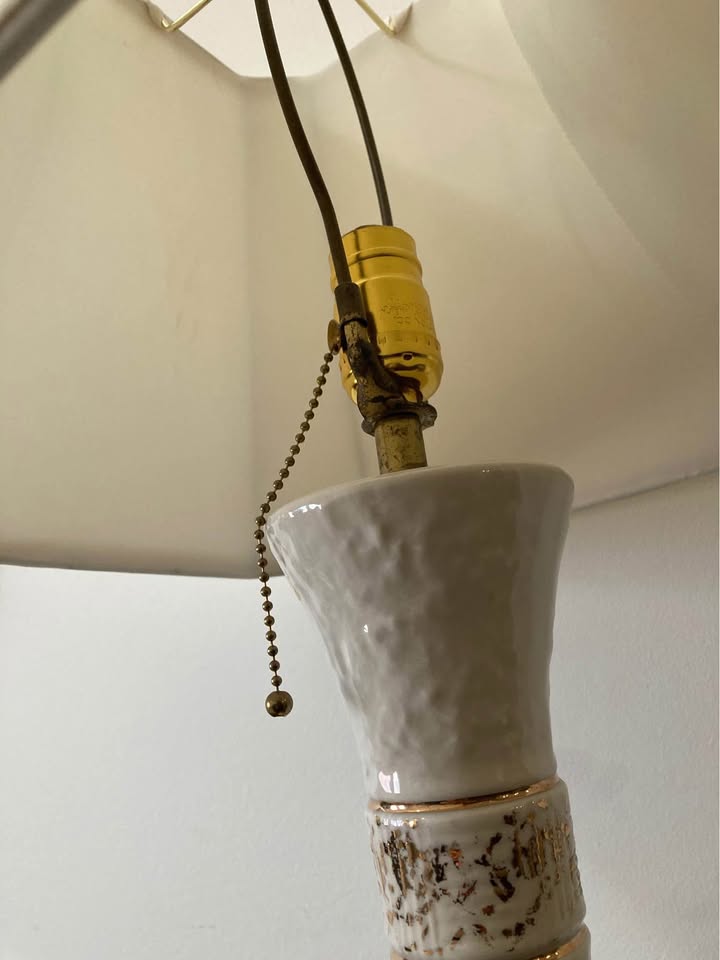 Vintage Ivory and Gold coloured Table Lamp with Cream Shade – Mi - photo 4