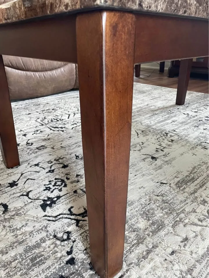 LIKE NEW Coffee Table with 2 End Tables image indicator(4)