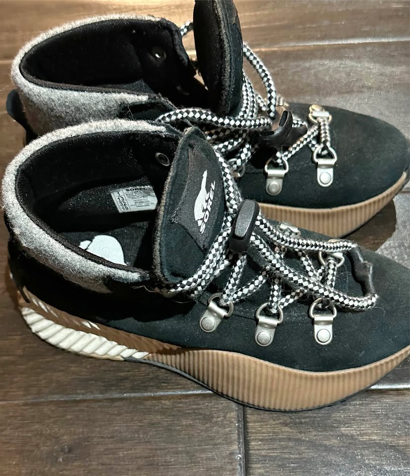 Kids Sorel Winter Boots size 1