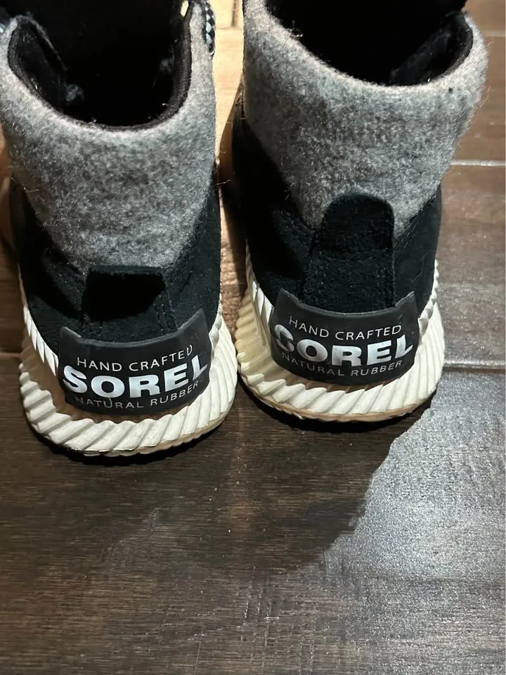 Kids Sorel Winter Boots size 1 image indicator(3)