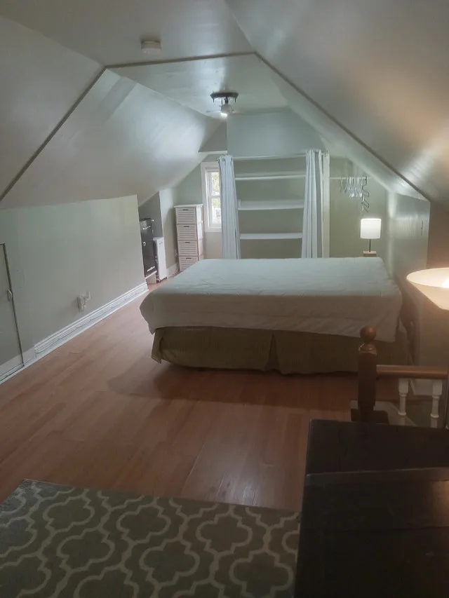 Bedroom for rent with your own private bathroom image indicator(2)