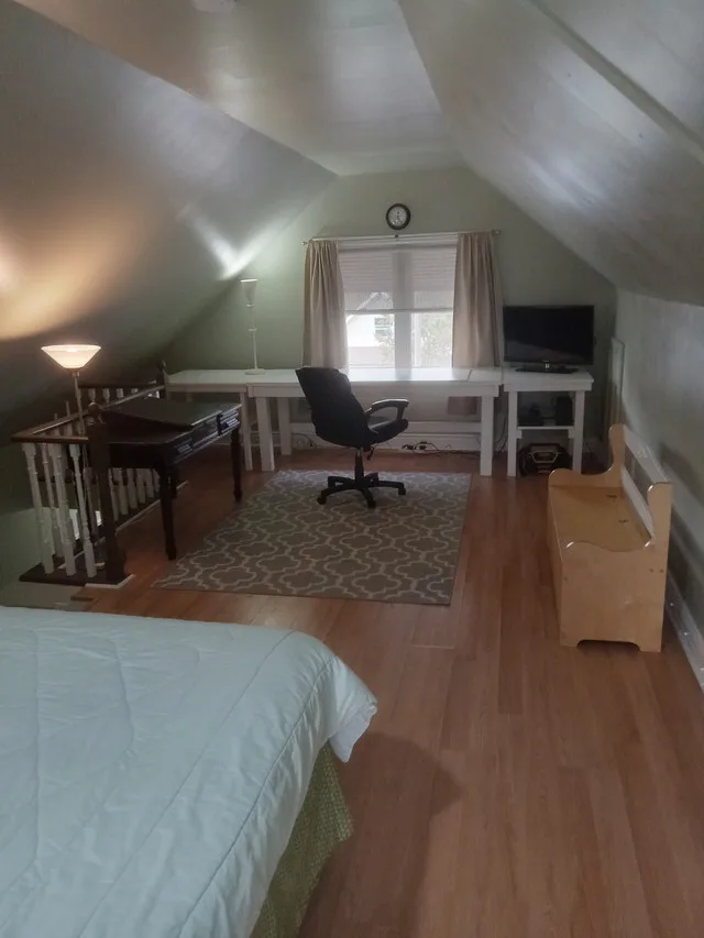 Bedroom for rent with your own private bathroom image indicator(3)