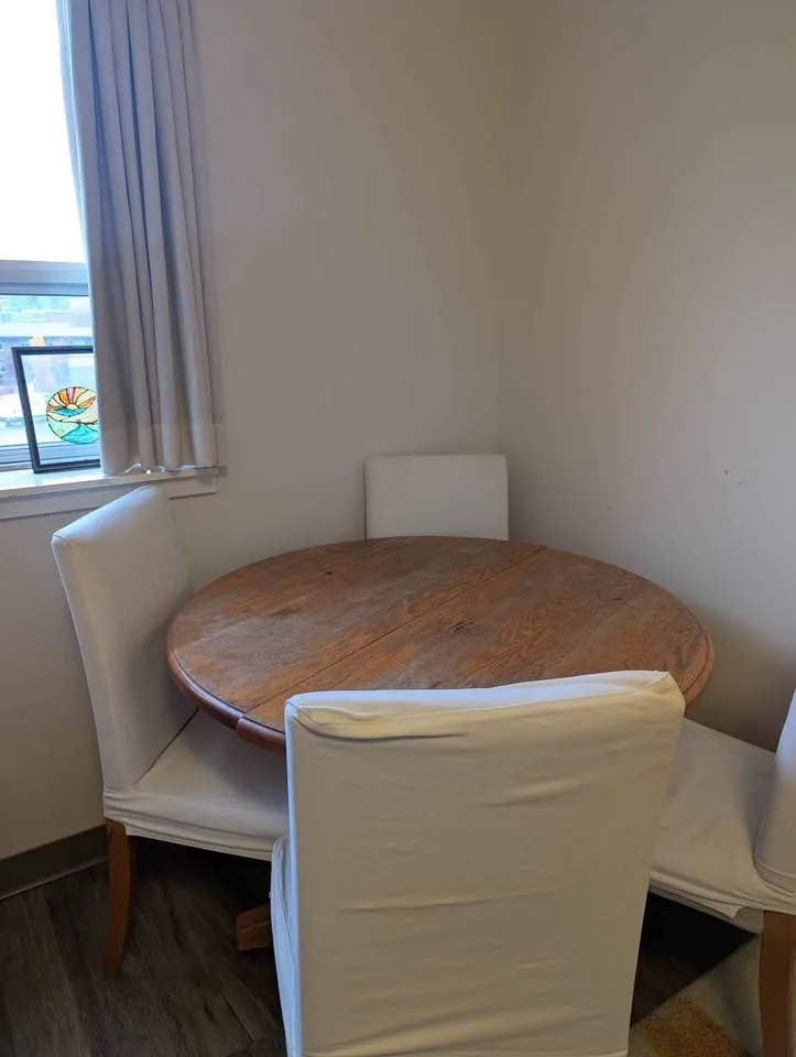 Elegant Round Extendable Dining Table + 6 Sturdy Wooden Chairs – image indicator(4)