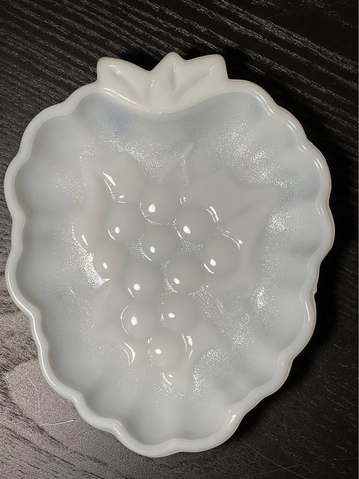 Vintage Milk Glass Grape Dish 7" x 5.5" - photo 2