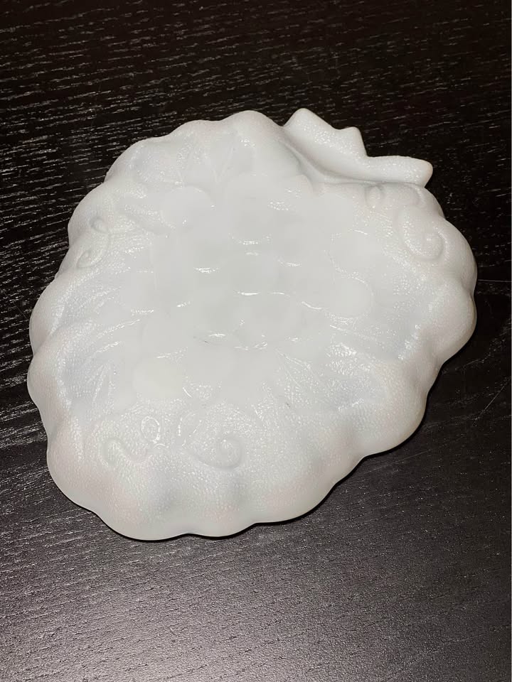 Vintage Milk Glass Grape Dish 7" x 5.5" - photo 3