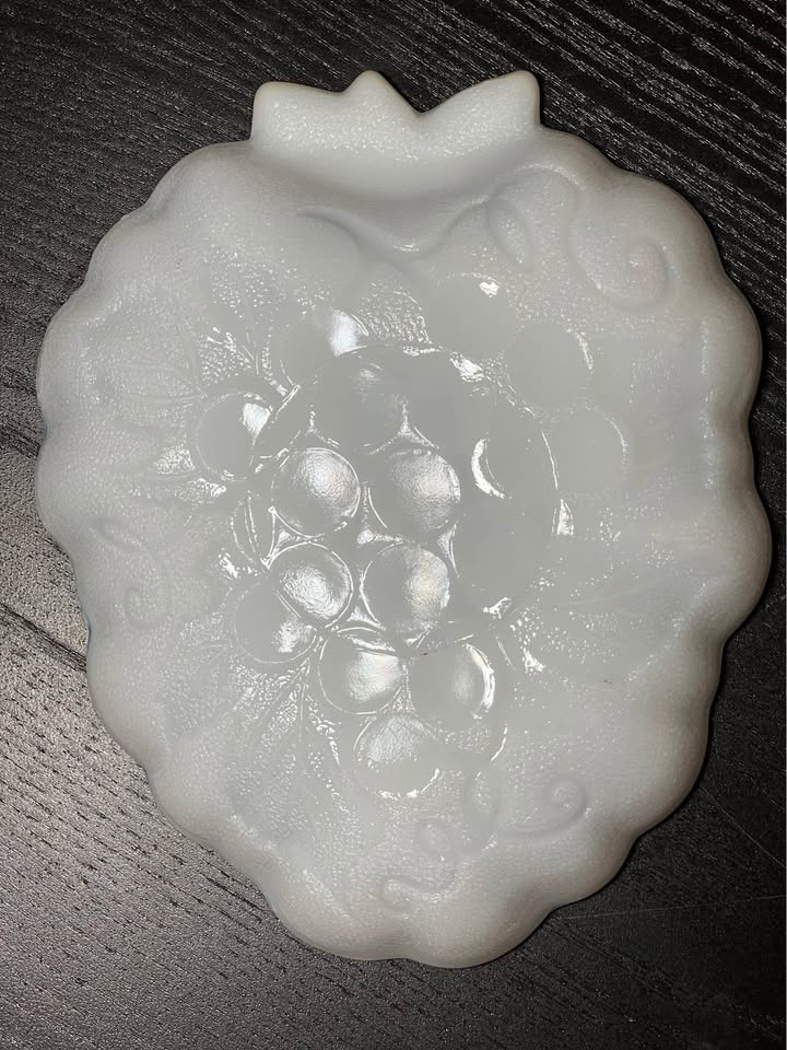 Vintage Milk Glass Grape Dish 7" x 5.5" - photo 4