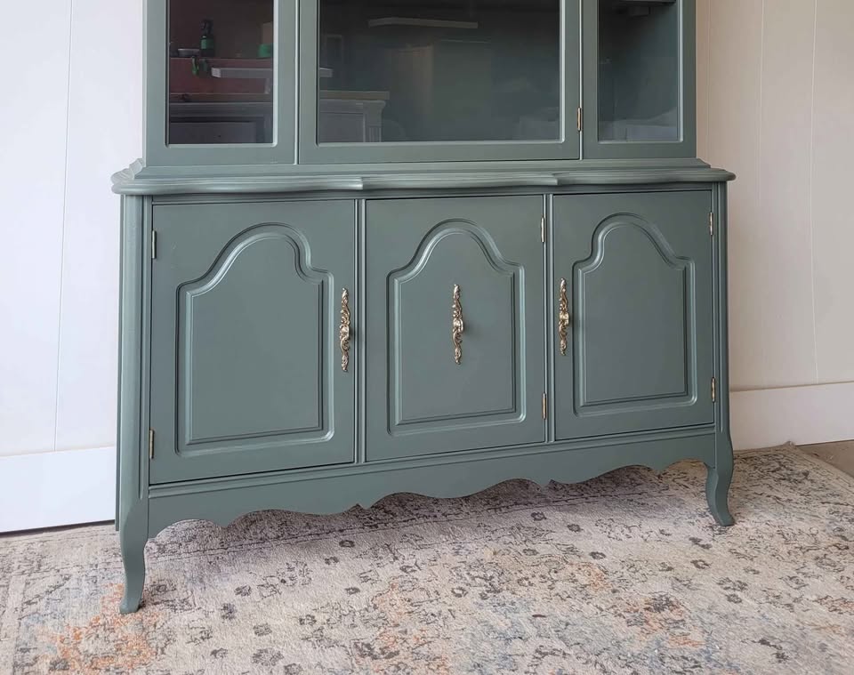 Beautiful Refinished Hutch (FREE DELIVERY) - photo 3
