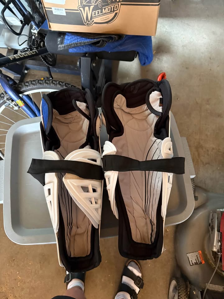 Easton hockey shin pads - photo 4