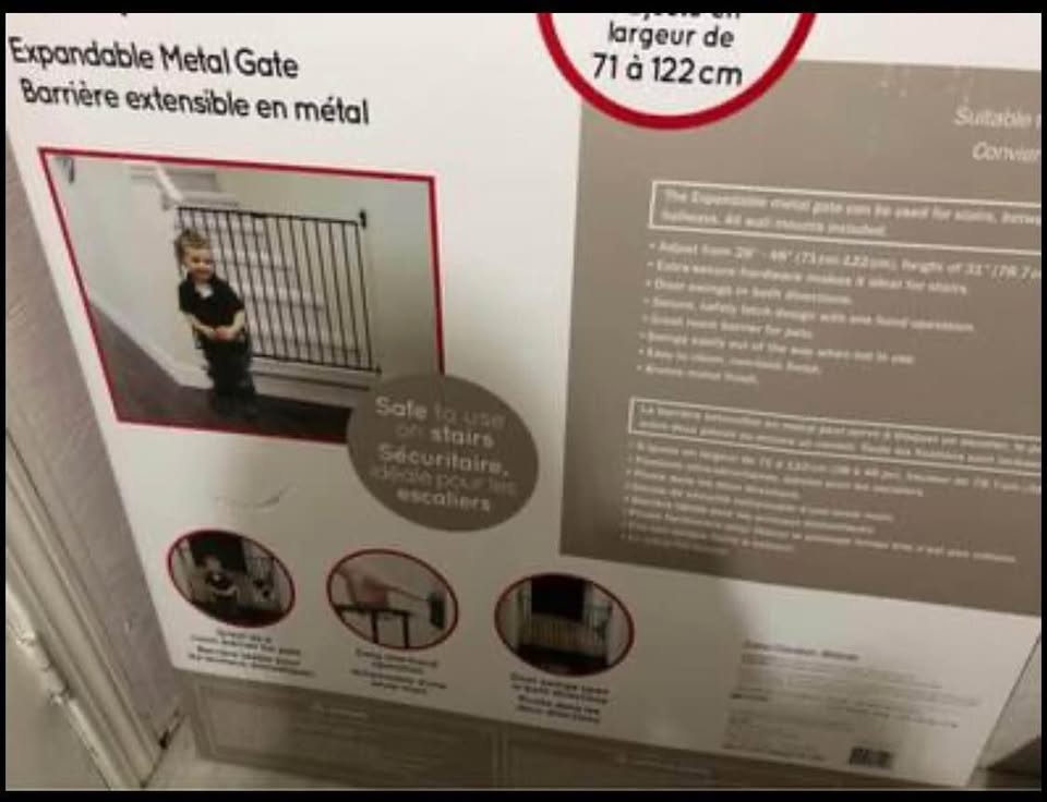 Brand new baby gate - photo 3