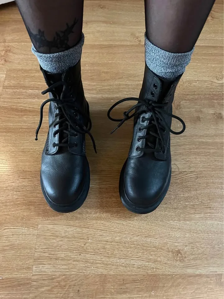 Dr. Martens soft leather boots - size 7 image indicator(3)