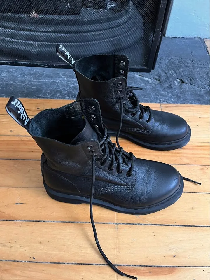 Dr. Martens soft leather boots - size 7 image indicator(4)