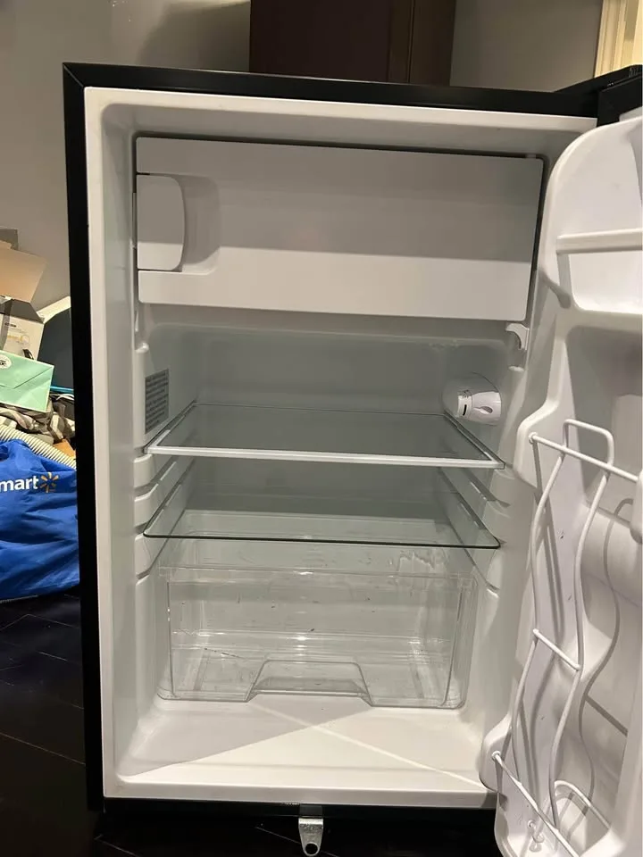 Frigidaire Black Small Fridge/Freezer image indicator(2)