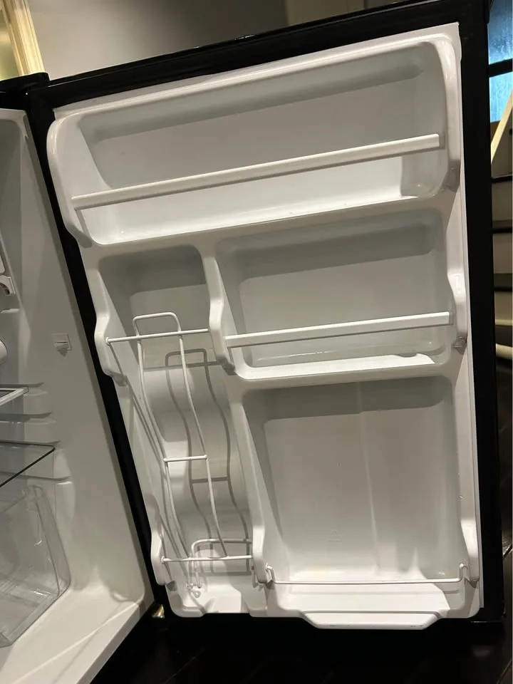 Frigidaire Black Small Fridge/Freezer image indicator(3)