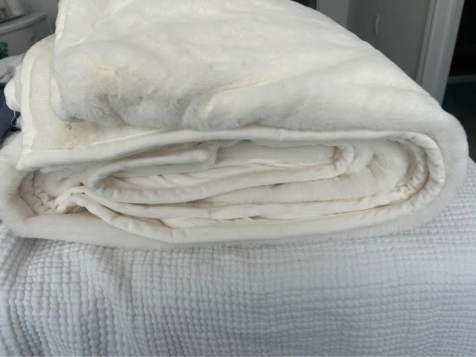 Luxurious King Size Fur Blanket image indicator(2)