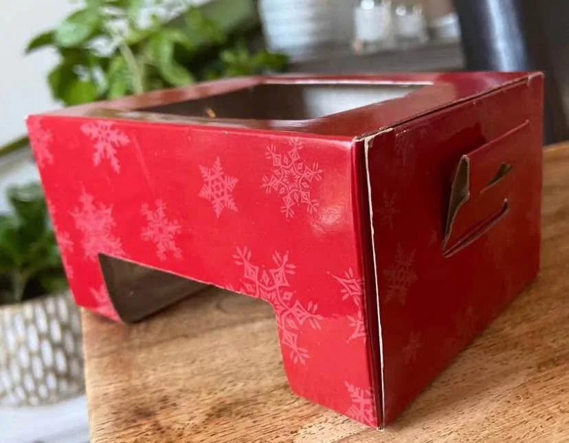 EUC: Hallmark Disney Minnie Mouse Ice Skating Red Box Tree Ornam image indicator(5)