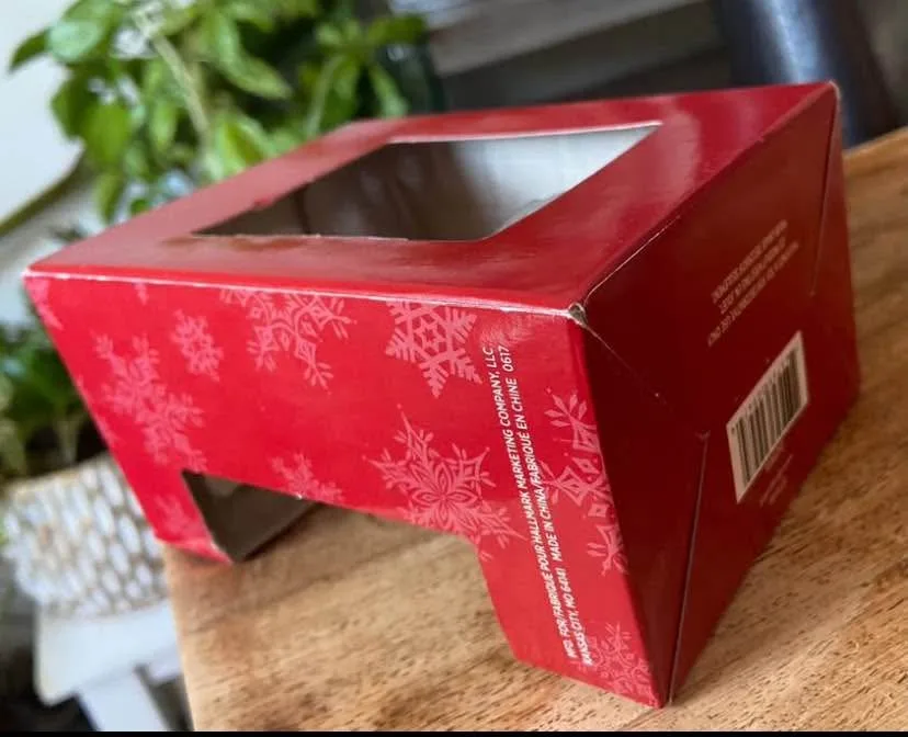 EUC: Hallmark Disney Minnie Mouse Ice Skating Red Box Tree Ornam image indicator(6)