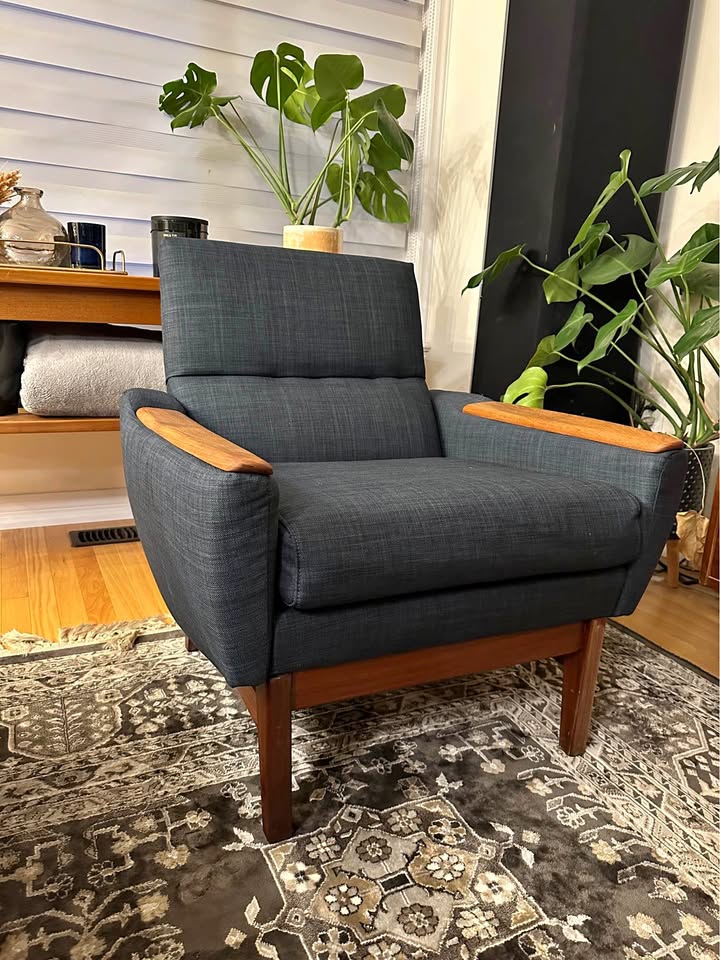 R. Huber accent chair