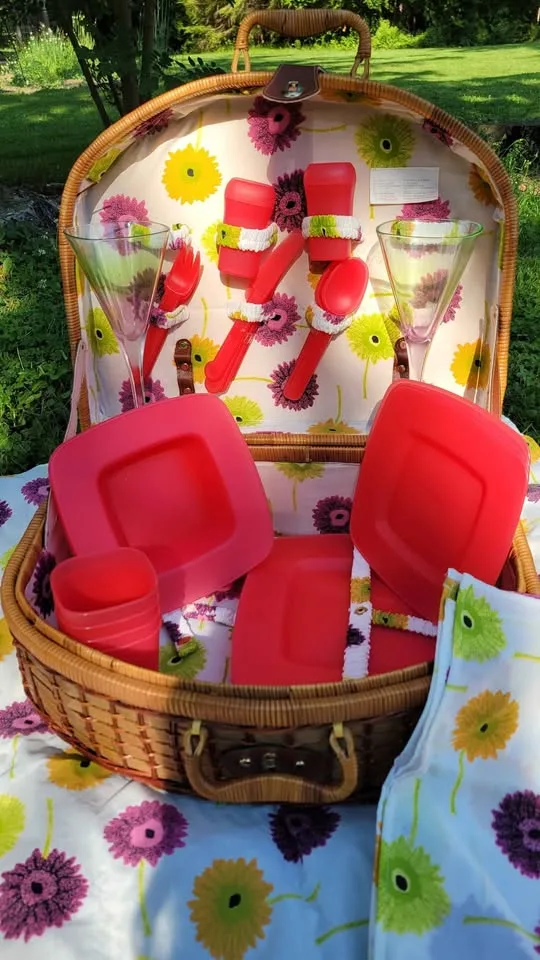 Wicker Picnic Basket image indicator(3)