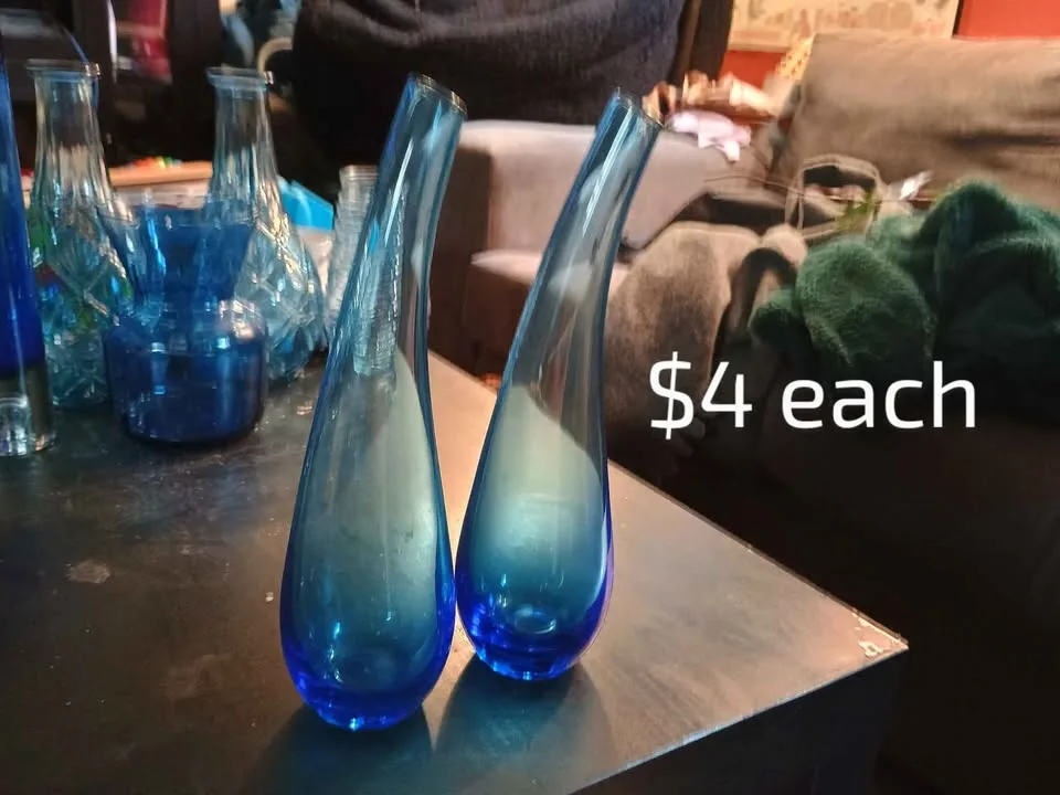Blue Vases image indicator(2)