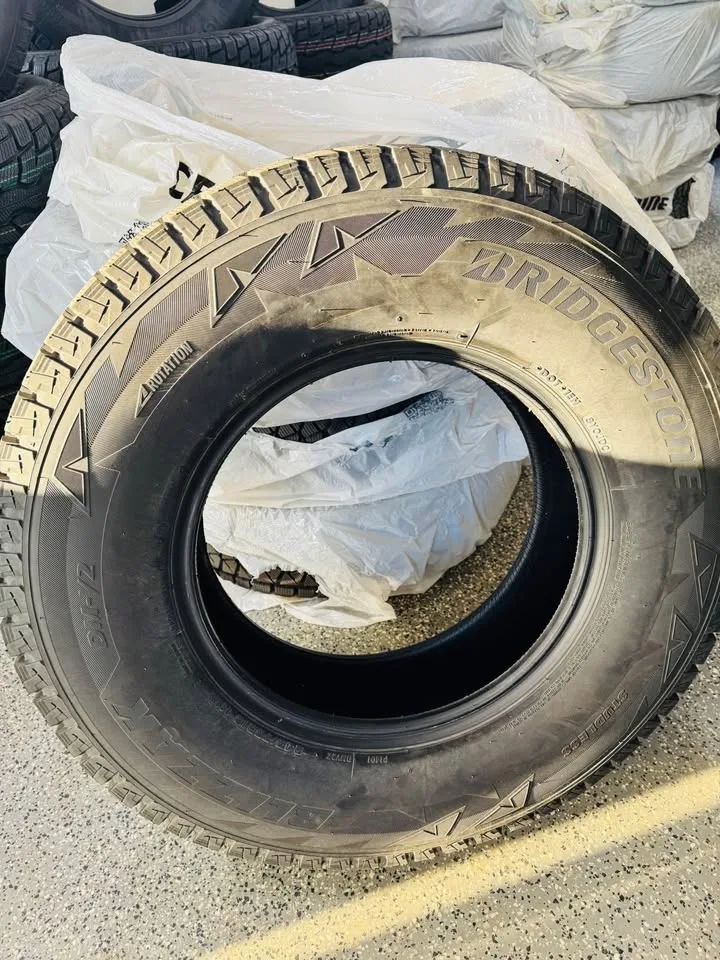 Bridgestone Blizzak DM-V2 Winter Tires – 245/75R16 image indicator(2)