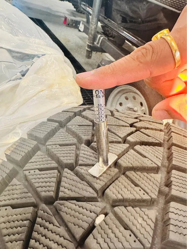 Bridgestone Blizzak DM-V2 Winter Tires – 245/75R16 image indicator(3)