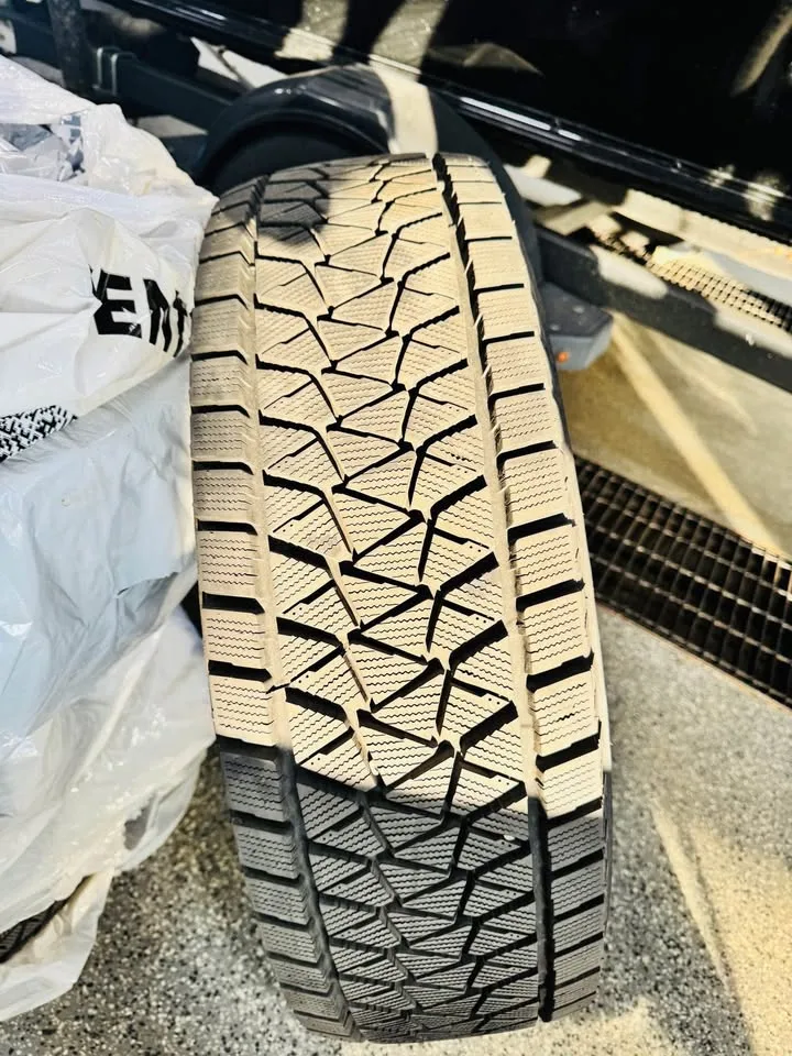 Bridgestone Blizzak DM-V2 Winter Tires – 245/75R16 image indicator(4)