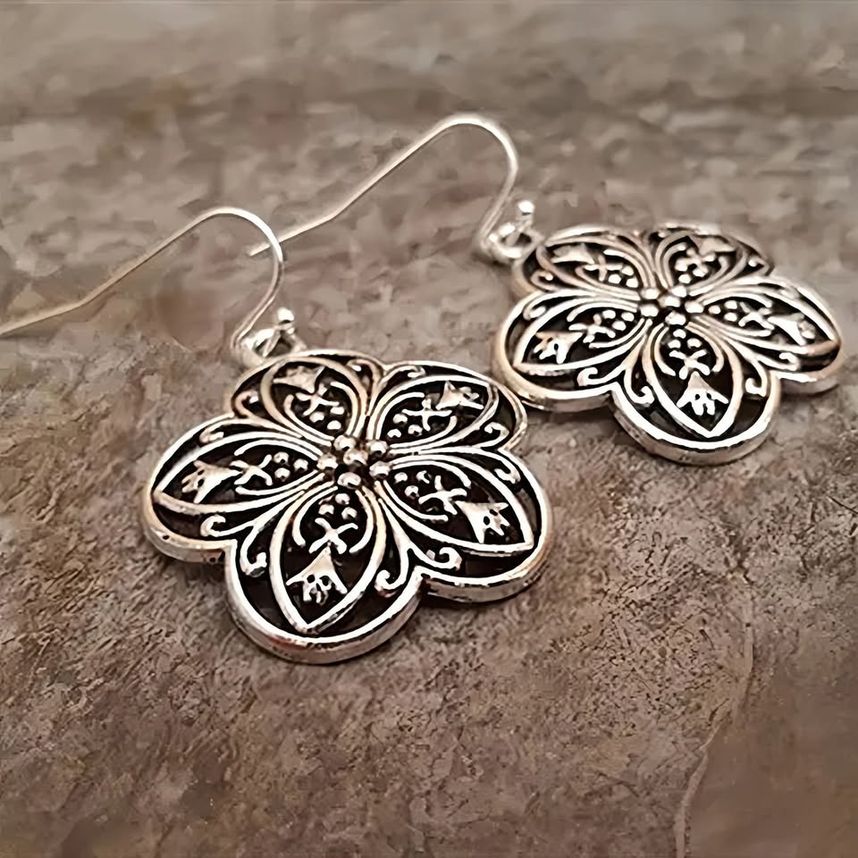 Vintage Silvery Flower Earrings - photo 3