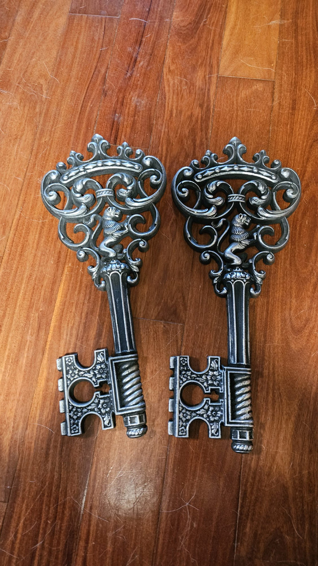 Vintage Skeleton Key Wall Decor – Lion Logo (Pre-2000)