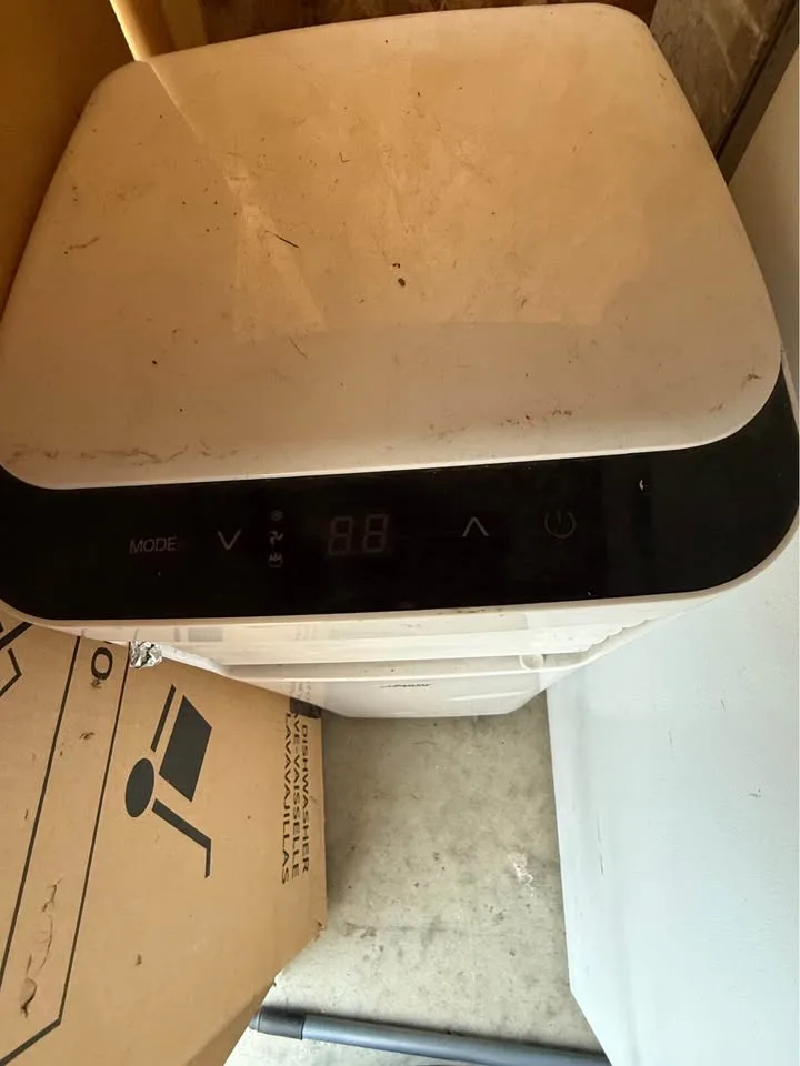 Portable AC￼. make me best offer. ￼ image indicator(2)