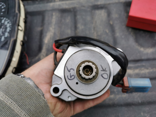 2007 Pontiac G5 Windshield wiper motor - photo 2