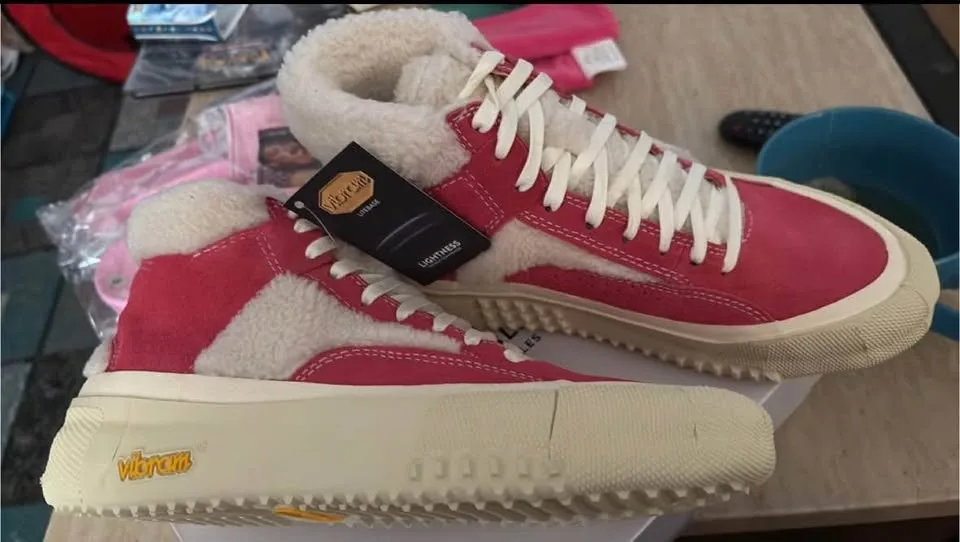 Lot of shoes for sale image indicator(5)