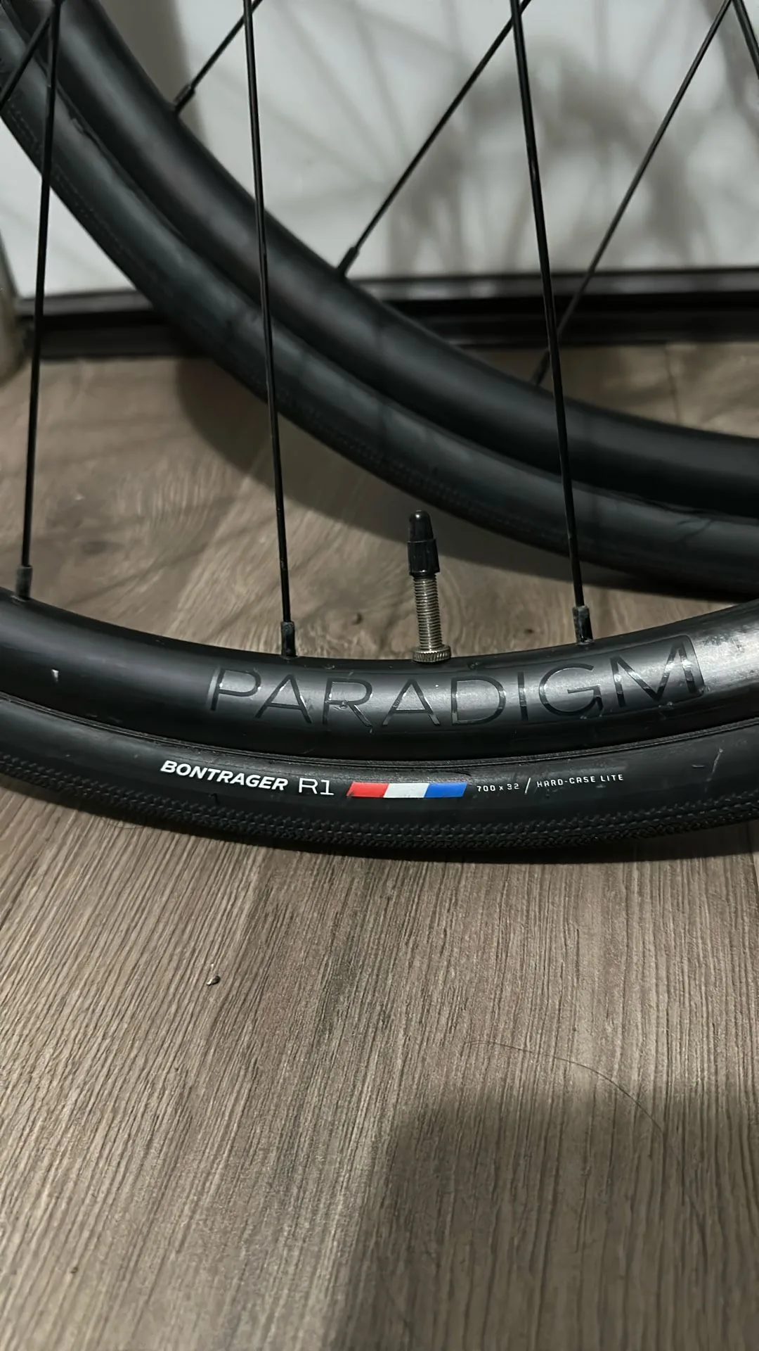 Paradigm Wheel Set Bontrager R1 image indicator(2)